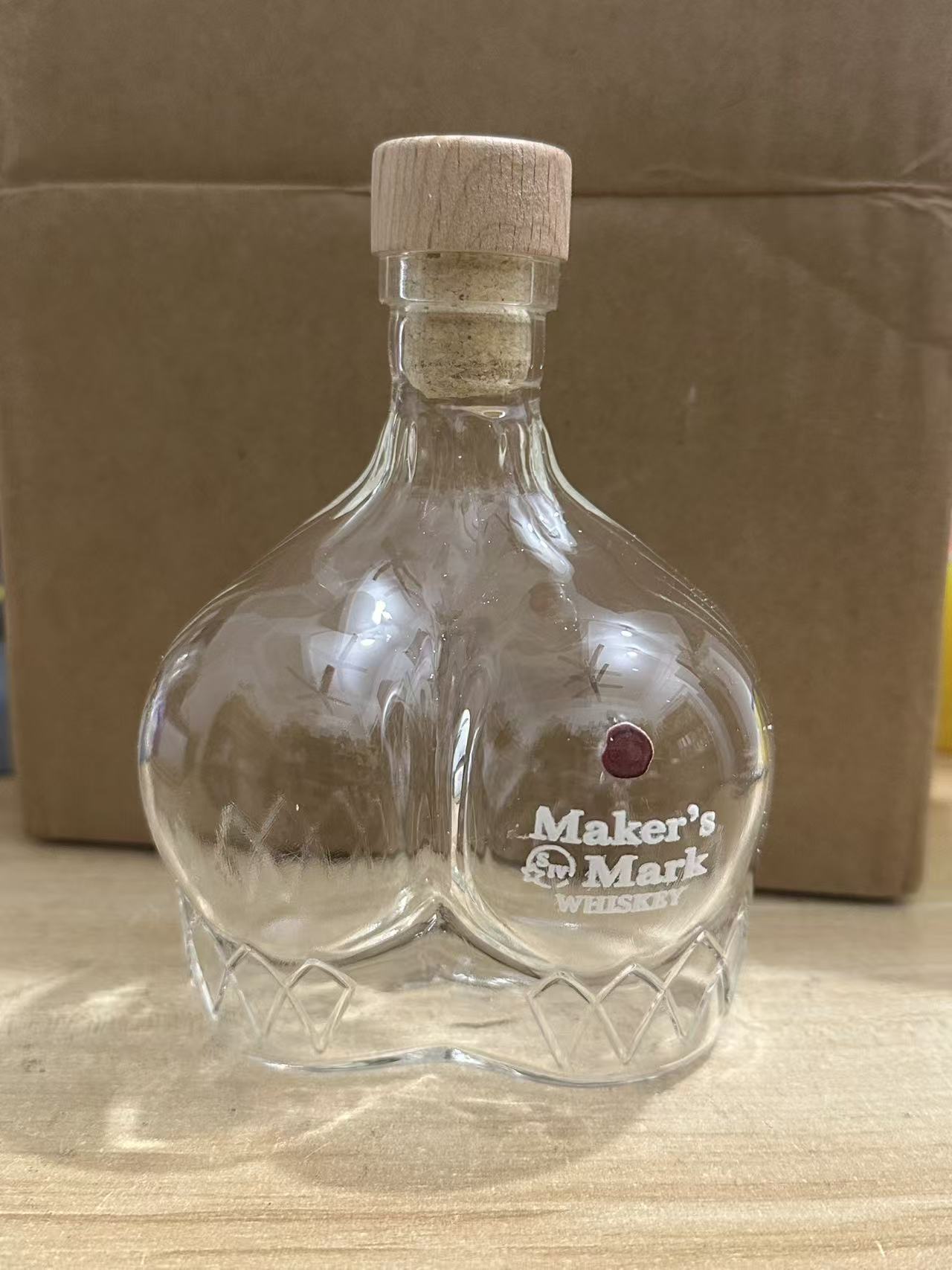 Glass Decanter Whiskey - 斬新な臀部の形をしたウイスキーデキャンタ、手作りのクリスタルガラス製酒瓶、ウイスキー愛好家とホームバーの装飾に最適な面白いギフト