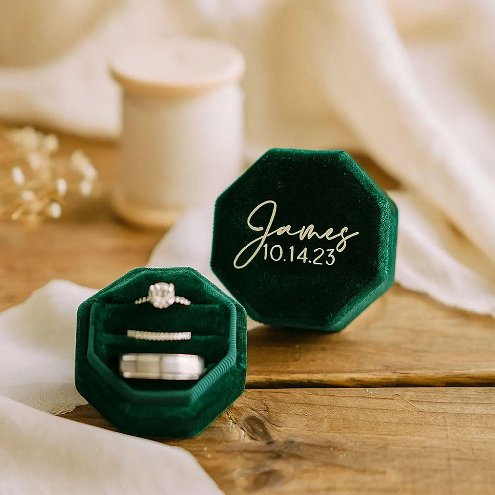 Velvet Jewelry Box - パーソナライズされたベルベット製結婚指輪ボックス、トリプルスロットプロポーズリングボックス、カスタムエンゲージメントリングベアラー、記念日ウェディングギフト