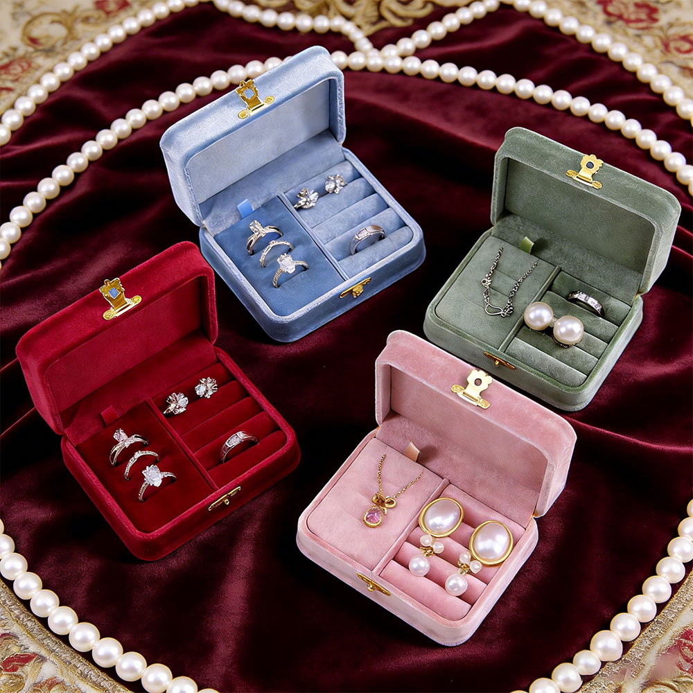 Velvet Jewelry Box - パーソナライズされたベルベット製ジュエリーボックス、ウエストスナップ付き、ヴィンテージリングやイヤリングを収納可能。友人への旅行ギフトとして名前をカスタマイズ可能。